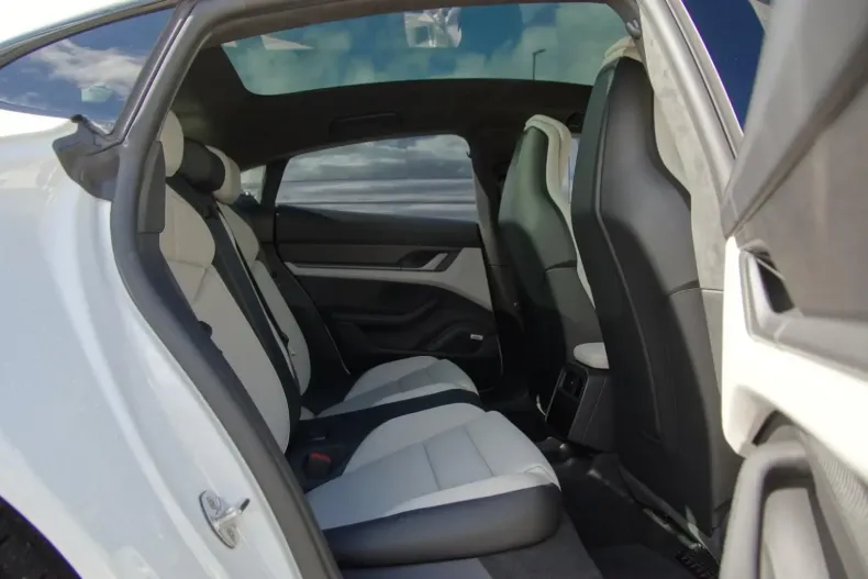 Porsche Taycan din 2022 cu 15.926 km - oferta POR117377 - foto 23