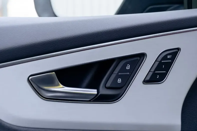 Audi Q8 din 2025 cu 5.600 km - oferta AUD117454 - foto 12