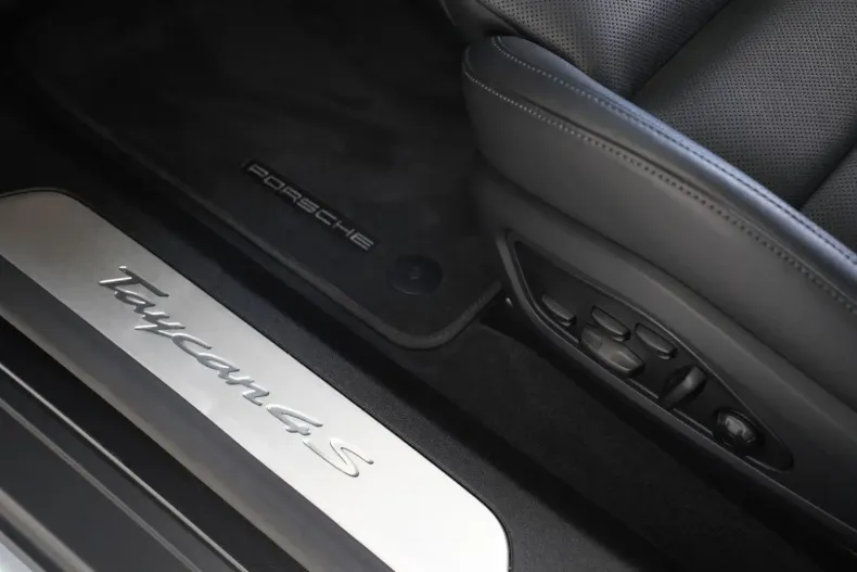 Porsche Taycan din 2024 cu 11.500 km - oferta POR117521 - foto 15