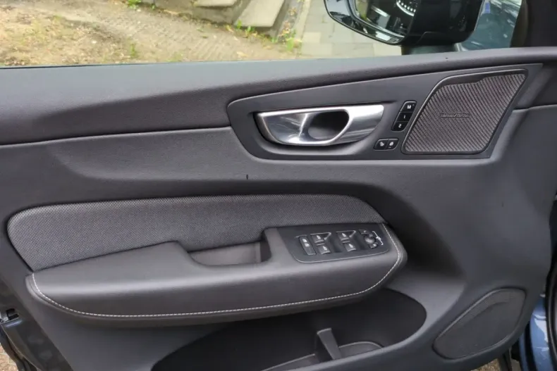 Volvo XC60 din 2023 cu 33.500 km - oferta VOL117643 - foto 8