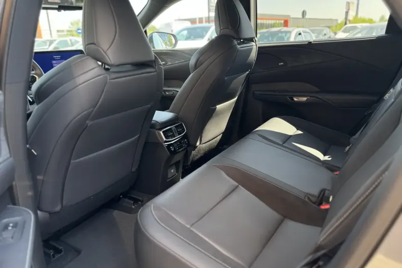 Lexus RX 500 din 2025 cu 1.100 km - oferta LEX117659 - foto 10