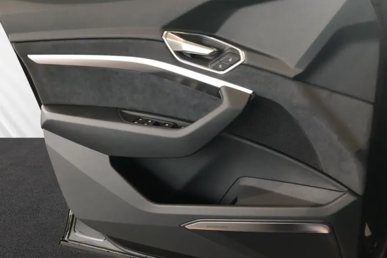 Audi Q8 e-tron din 2023 cu 17.900 km - oferta AUD118138 - foto 9