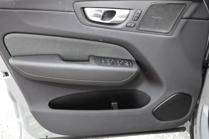 Volvo XC60 din 2023 cu 6.359 km - oferta VOL118326 - foto 9