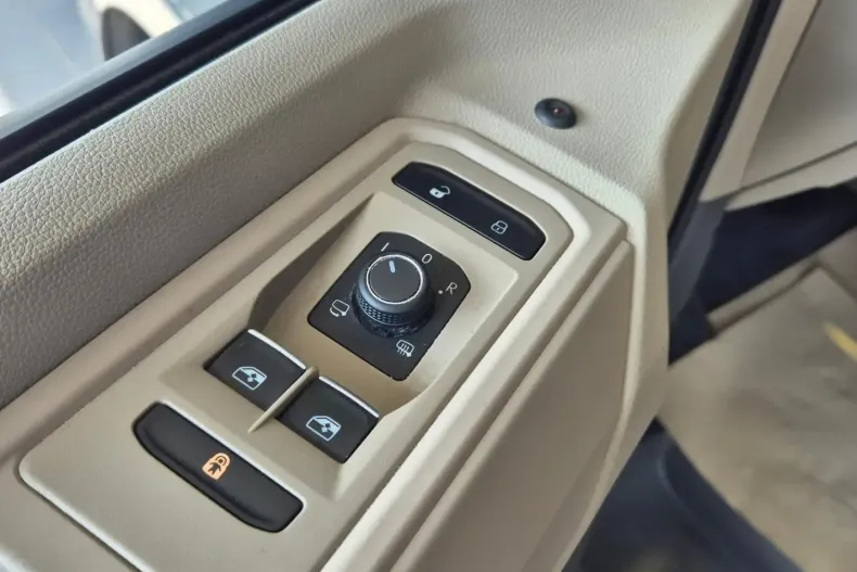 Volkswagen T7 Multivan din 2023 cu 30.983 km - oferta VOL118395 - foto 5