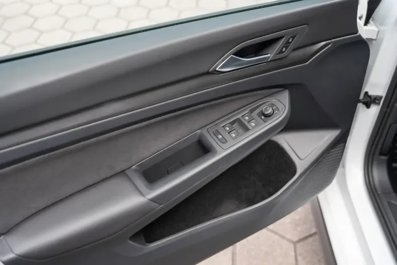 Volkswagen Golf din 2023 cu 21.250 km - oferta VOL118623 - foto 26