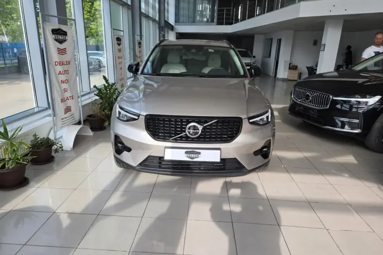 Volvo XC40 din 2023 cu 30.571 km - oferta VOL118631 - foto 2