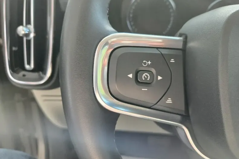 Volvo XC40 din 2023 cu 30.571 km - oferta VOL118631 - foto 8