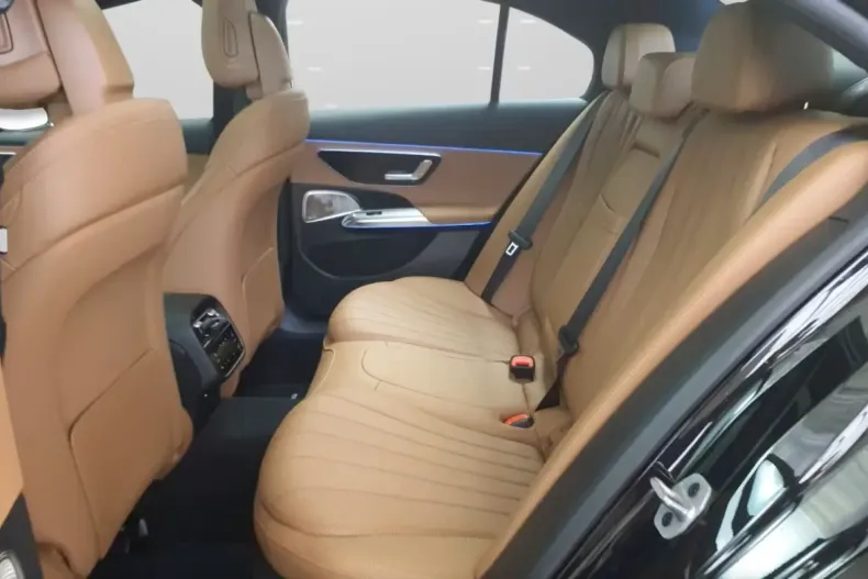 Mercedes-Benz E 300 din 2025 cu 7.989 km - oferta MER118899 - foto 8