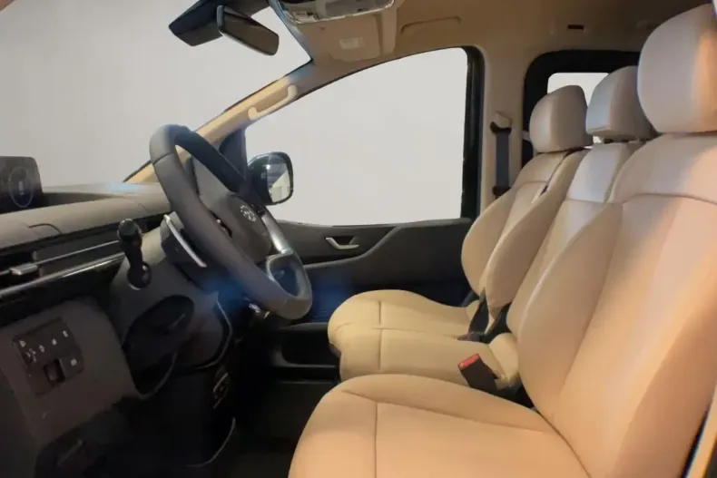 Hyundai STARIA din 2024 cu 18.928 km - oferta HYU119018 - foto 11