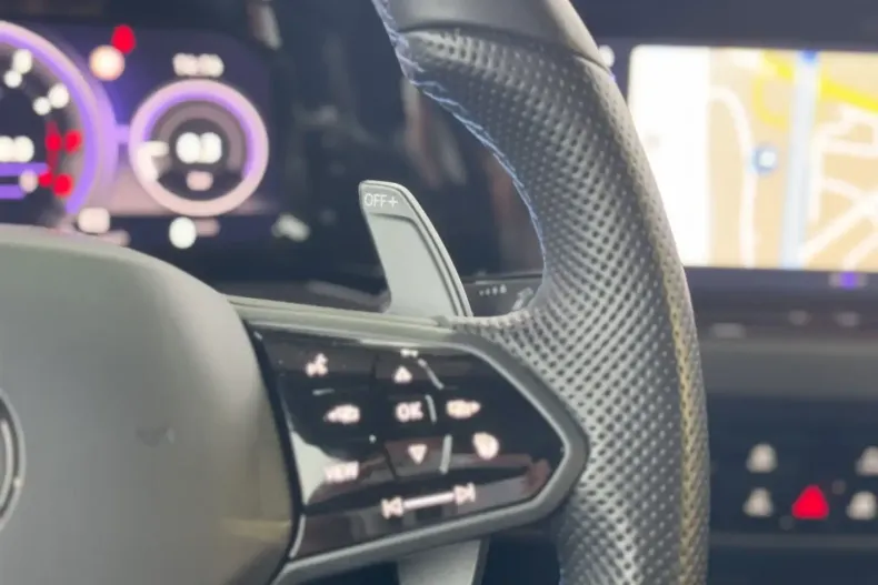 Volkswagen Golf din 2023 cu 13.900 km - oferta VOL119028 - foto 17