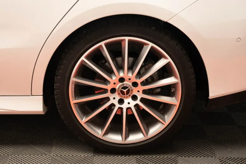 Mercedes-Benz CLA 200 din 2023 cu 30.150 km - oferta MER119039 - foto 10