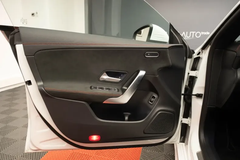 Mercedes-Benz CLA 200 din 2023 cu 30.150 km - oferta MER119039 - foto 15