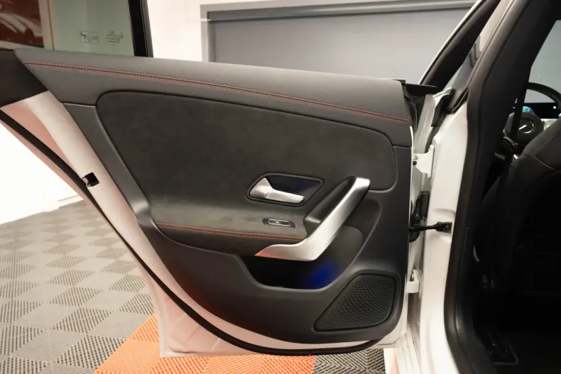 Mercedes-Benz CLA 200 din 2023 cu 30.150 km - oferta MER119039 - foto 21