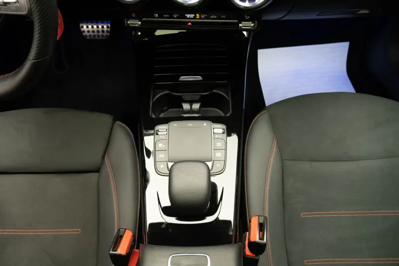 Mercedes-Benz CLA 200 din 2023 cu 30.150 km - oferta MER119039 - foto 25