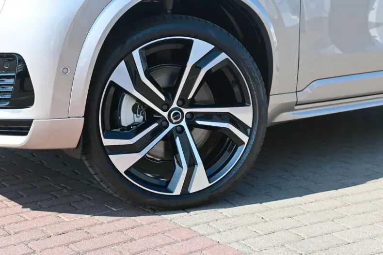 Volvo XC90 din 2024 cu 4.900 km - oferta VOL119087 - foto 2