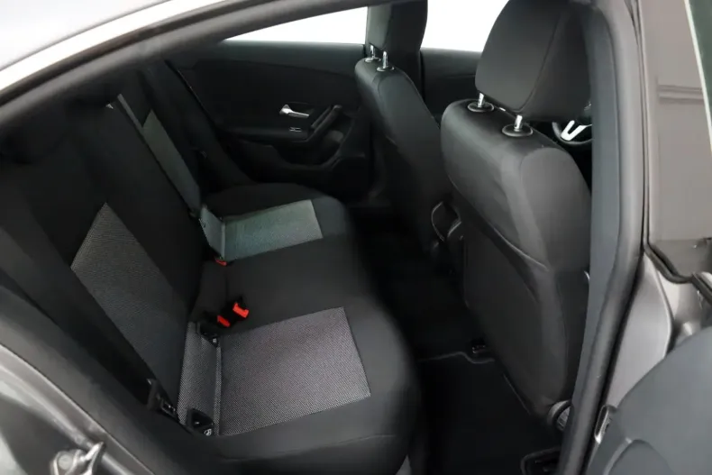 Mercedes-Benz CLA 200 din 2022 cu 74.250 km - oferta MER119220 - foto 4