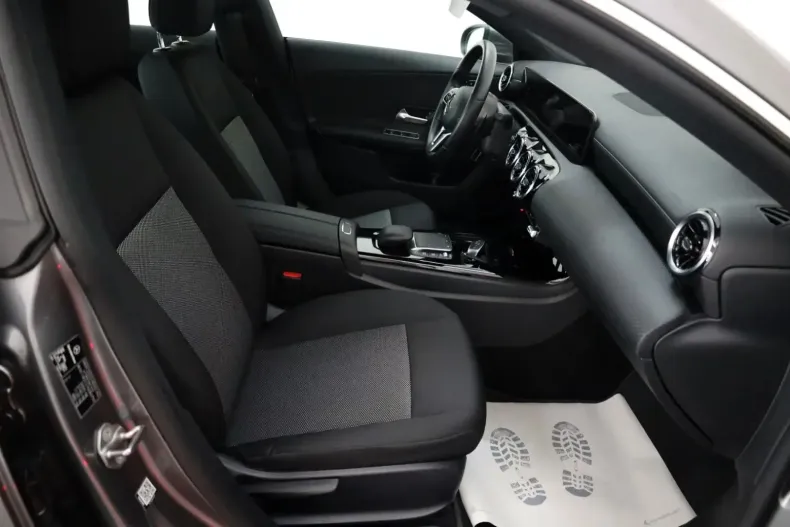 Mercedes-Benz CLA 200 din 2022 cu 74.250 km - oferta MER119220 - foto 7