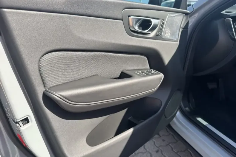 Volvo XC60 din 2023 cu 42.911 km - oferta VOL119268 - foto 12