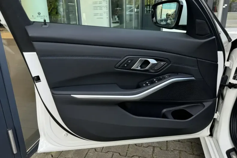 BMW 330 din 2024 cu 21.889 km - oferta BMW119288 - foto 13