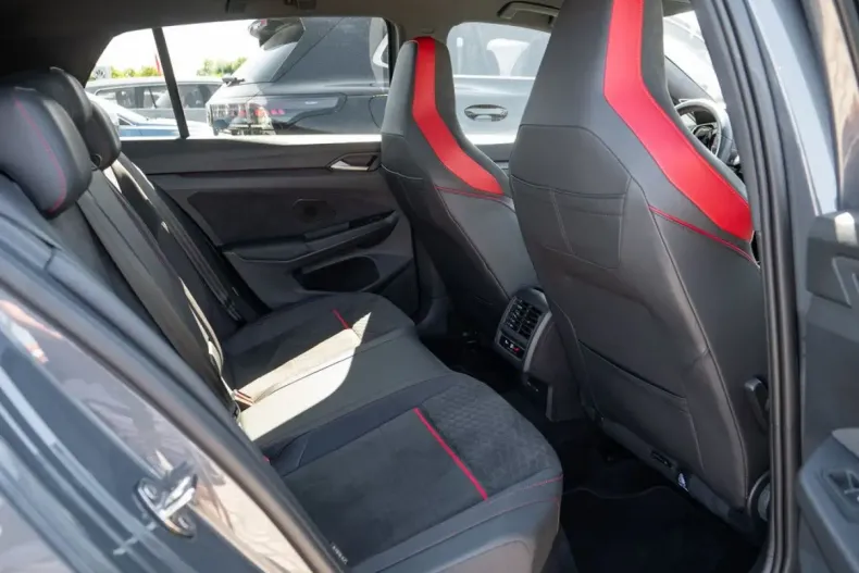 Volkswagen Golf din 2023 cu 26.994 km - oferta VOL119311 - foto 4