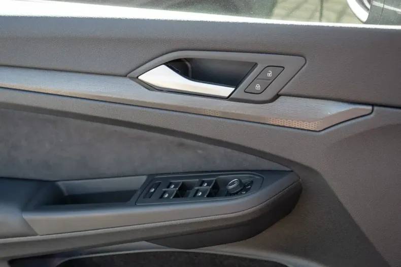 Volkswagen Golf din 2023 cu 26.994 km - oferta VOL119311 - foto 13