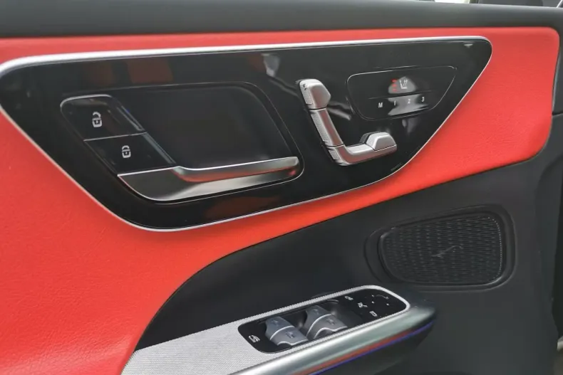 Mercedes-Benz GLC 300 din 2024 cu 16.000 km - oferta MER119487 - foto 4