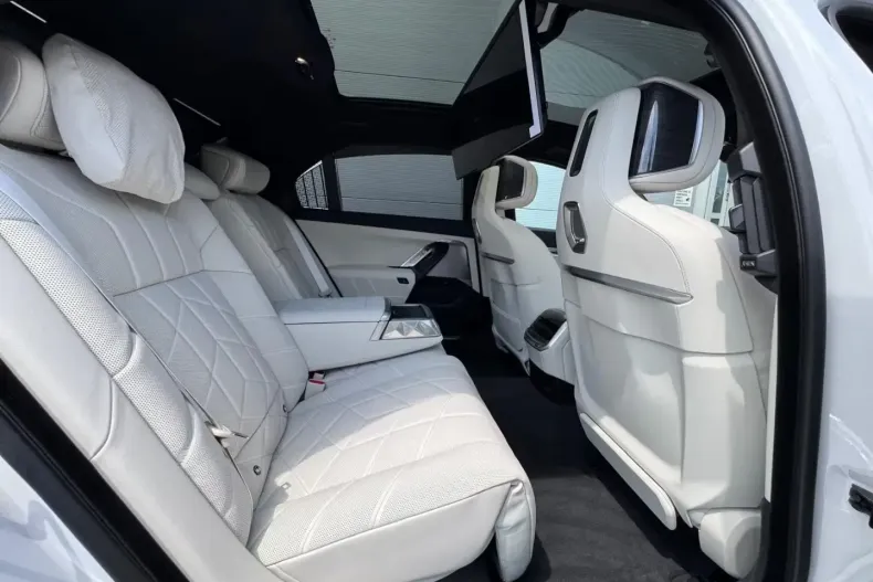 BMW 740 din 2025 cu 4.100 km - oferta BMW119775 - foto 6