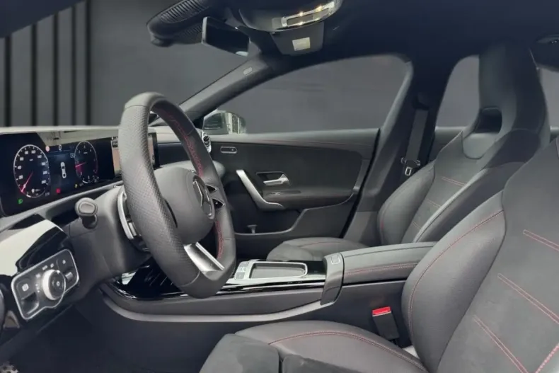 Mercedes-Benz CLA 200 din 2024 cu 13.933 km - oferta MER119875 - foto 5