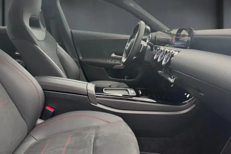 Mercedes-Benz CLA 200 din 2024 cu 13.933 km - oferta MER119875 - foto 13