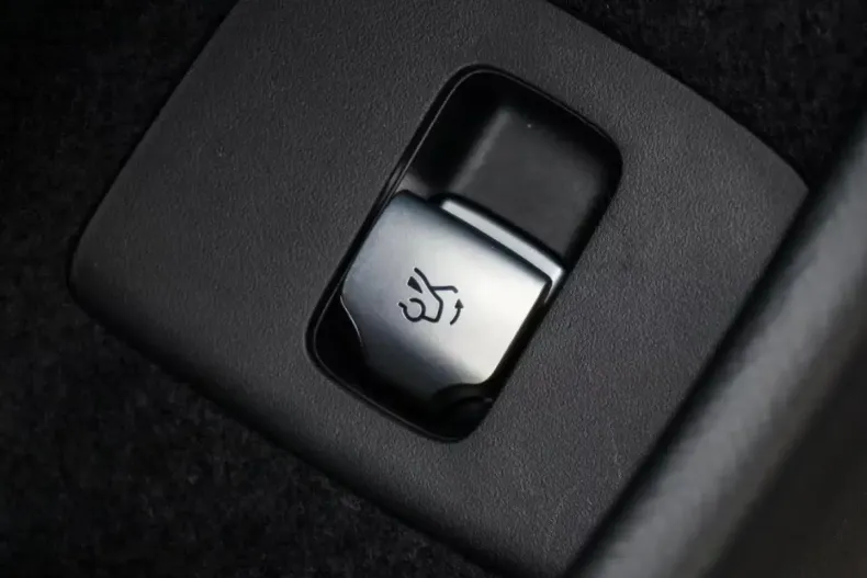 Mercedes-Benz E 200 din 2024 cu 10.799 km - oferta MER119883 - foto 6