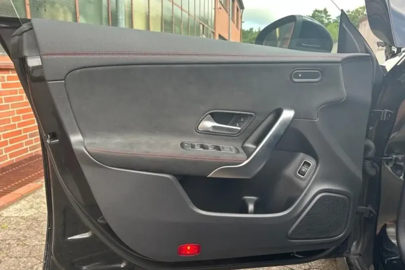 Mercedes-Benz CLA 220 din 2024 cu 27.568 km - oferta MER120015 - foto 6