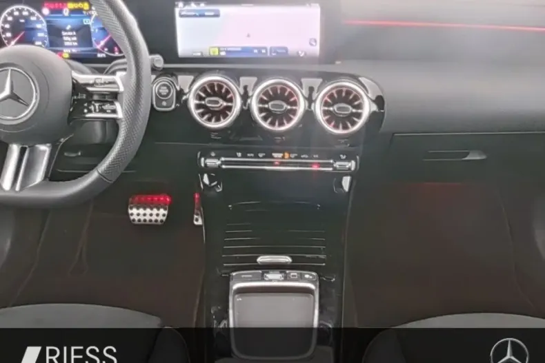 Mercedes-Benz CLA 220 din 2024 cu 27.252 km - oferta MER120016 - foto 4