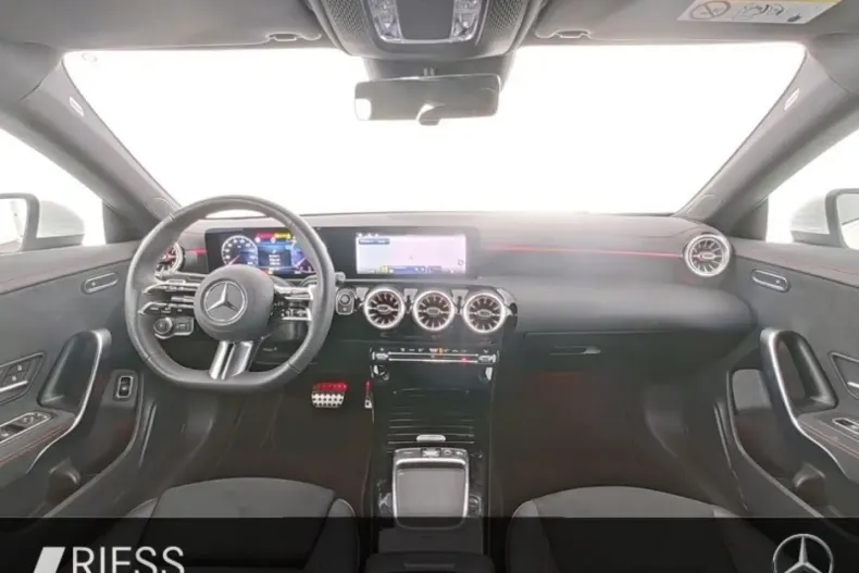 Mercedes-Benz CLA 220 din 2024 cu 27.252 km - oferta MER120016 - foto 6