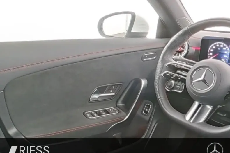 Mercedes-Benz CLA 220 din 2024 cu 27.252 km - oferta MER120016 - foto 8