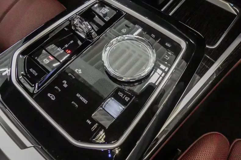 BMW 740 din 2025 cu 5 km - oferta BMW120066 - foto 2