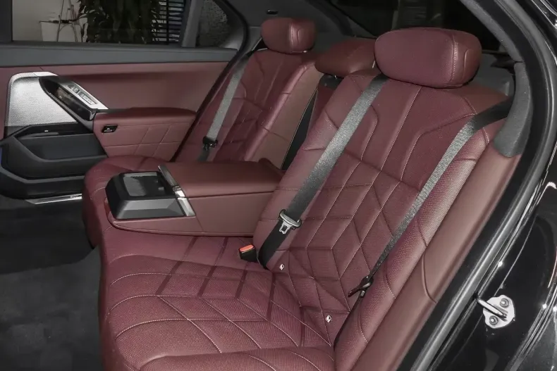 BMW 740 din 2025 cu 5 km - oferta BMW120066 - foto 9