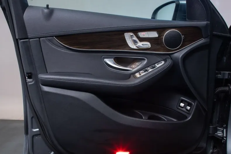 Mercedes-Benz GLC 300 din 2020 cu 69.980 km - oferta MER120079 - foto 10