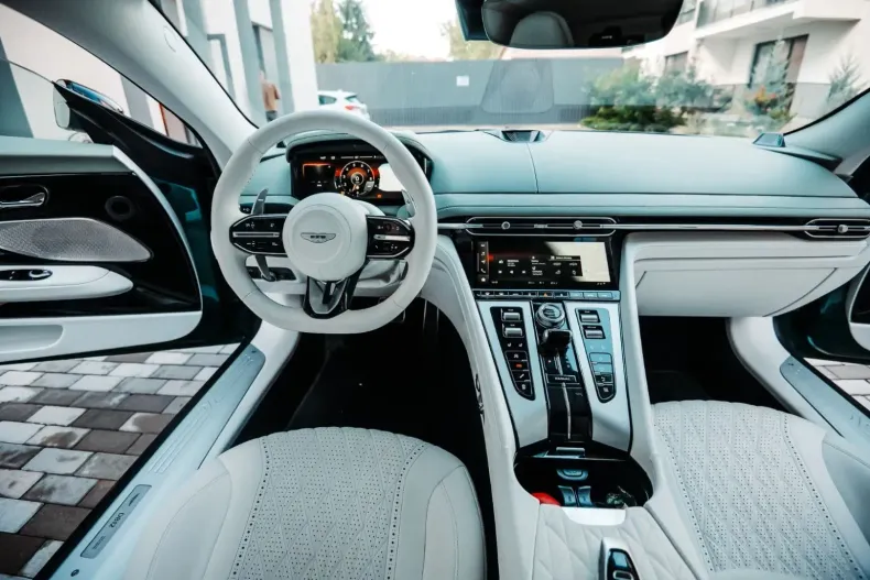 Aston Martin DB12 din 2024 cu 6.300 km - oferta AST120092 - foto 2