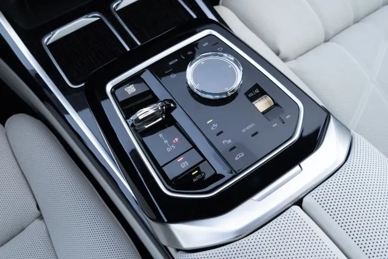 BMW 740 din 2025 cu 9.900 km - oferta BMW120129 - foto 3