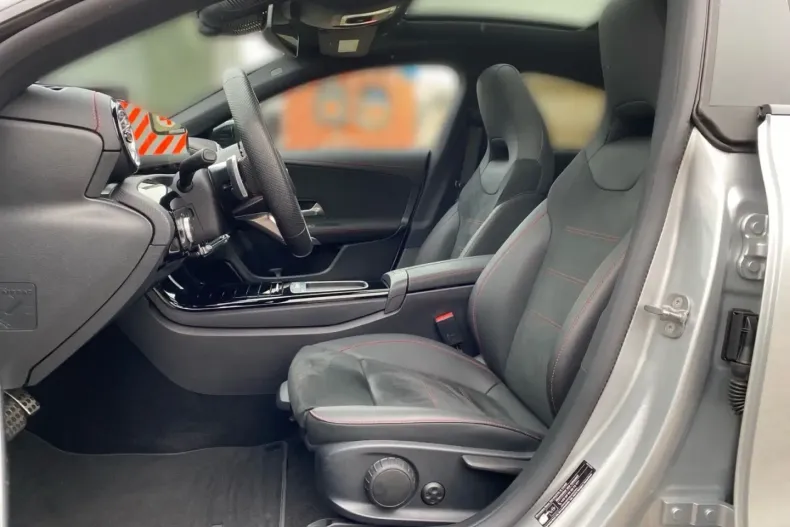 Mercedes-Benz CLA 250 din 2023 cu 9.990 km - oferta MER120224 - foto 5