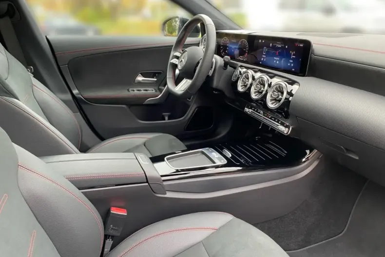 Mercedes-Benz CLA 250 din 2023 cu 9.990 km - oferta MER120224 - foto 12