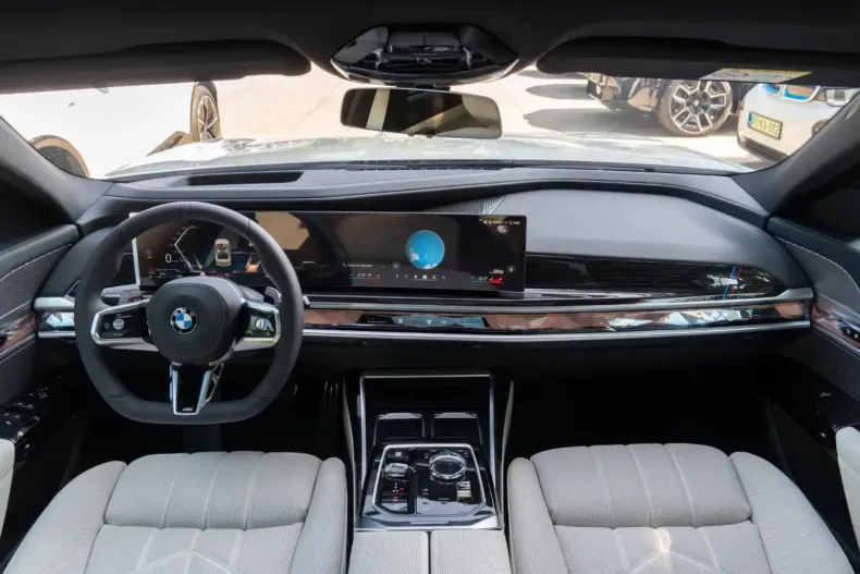 BMW 740 din 2025 cu 9.900 km - oferta BMW120239 - foto 4