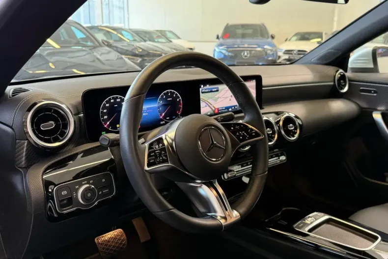 Mercedes-Benz CLA 180 din 2023 cu 14.480 km - oferta MER120290 - foto 9