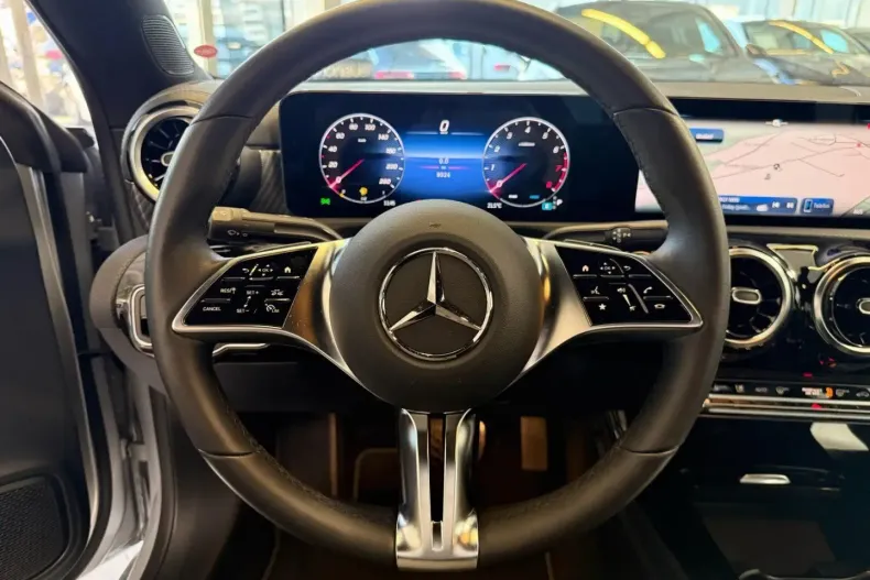 Mercedes-Benz CLA 180 din 2023 cu 14.480 km - oferta MER120290 - foto 11