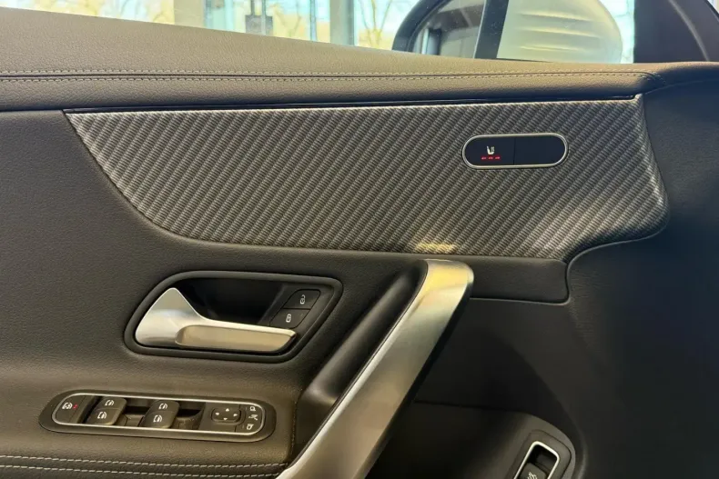 Mercedes-Benz CLA 180 din 2023 cu 14.480 km - oferta MER120290 - foto 13