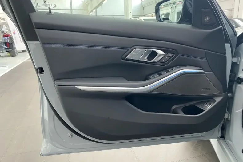 BMW 330 din 2024 cu 11.000 km - oferta BMW120338 - foto 12