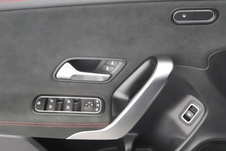 Mercedes-Benz CLA 220 din 2023 cu 17.916 km - oferta MER120450 - foto 6