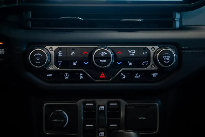 Jeep Wrangler din 2024 cu 4.686 km - oferta JEE120554 - foto 23