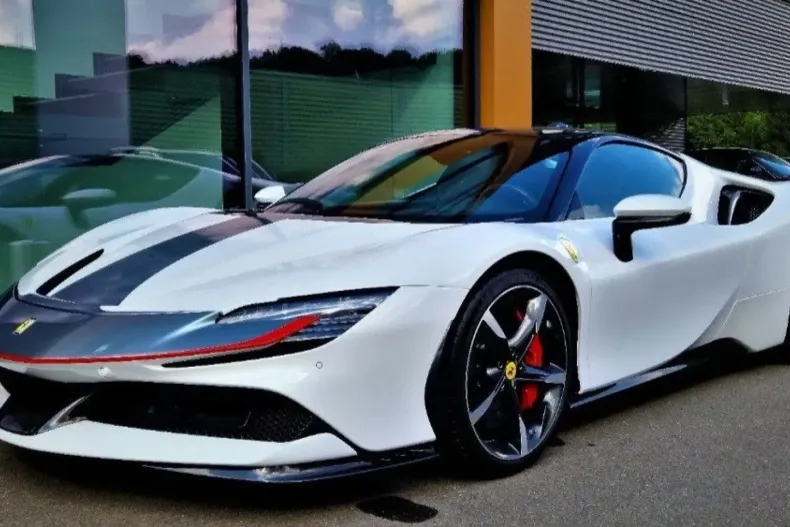 Ferrari SF90 din 2021 cu 3.150 km - oferta FER120637 - foto 1