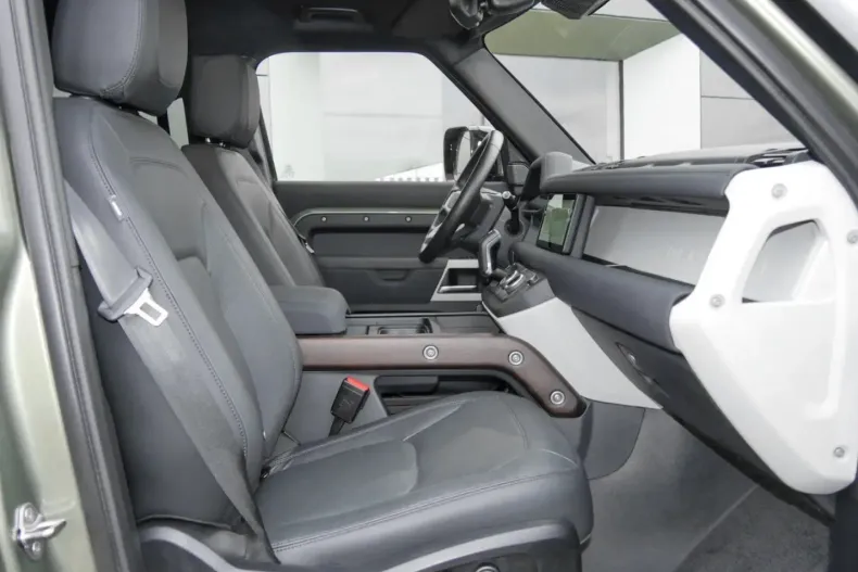 Land Rover Defender din 2023 cu 26.180 km - oferta LAN120653 - foto 3